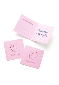 Rožinės padėkos kortelės su blizgiu drugelių dizainu, viduje esanti rankraštinė žinutė ir vieta personalizavimui.