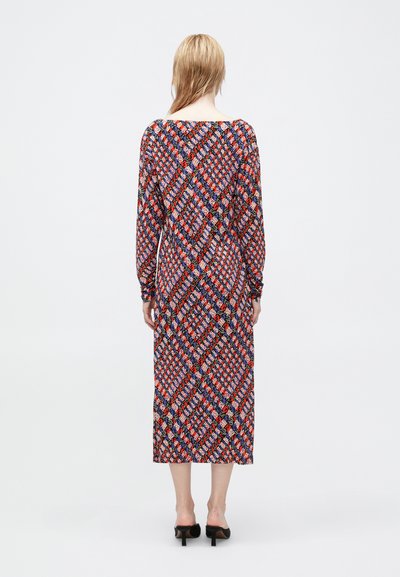 Vestido maxi de mangas longas com um padrão geométrico em vermelho, azul e preto, com decote quadrado e silhueta justa.