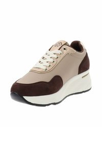 Sneaker con tomaia in pelle beige, dettagli in suede marrone scuro, lacci bianchi e una suola spessa bianca con suola in gomma nera.