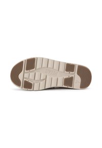 Suela de zapato en un beige claro con superficie texturizada y acentos de goma marrón. Presenta surcos y patrones rectangulares para mayor tracción.