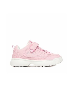 Różowy sneaker z białą podeszwą, sznurowany i z paskiem na rzep, niska cholewka i logo po bokach, widoczny z zewnętrznej strony.