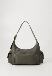 Borsa a tracolla in pelle verde con forma curva, tasca frontale con cerniera e tracolla regolabile. Presenta una texture liscia e cuciture delicate.