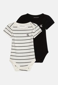 Svarte og hvite babybodyer, en ensfarget svart og en hvit med svarte striper, med en liten "CK"-logo på forsiden. Korte ermer.
