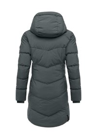 Vadderad, huva vinterjacka i mörkgrå. Chevronstygnsmönster, lång ärm med ribbade muddar och en medellång design.