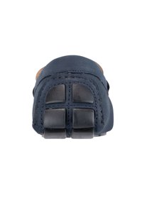 Suola di scarpa in pelle blu con una texture liscia e quattro gommini neri per la trazione. I punti di sutura sono visibili lungo i bordi.