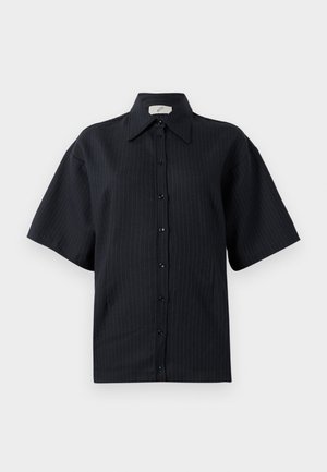 Camicia nera con bottoni e maniche corte, caratterizzata da un motivo a righe, colletto alla francese e chiusura frontale con bottoni. Tessuto liscio, vestibilità comoda.