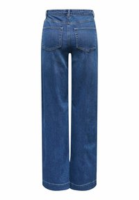 Traperice širokih nogavica u srednje plavoj boji s kontrastnim šavovima, dva stražnja džepa i čistim završetkom na rubu. Izrađene od pamučnog materijala.