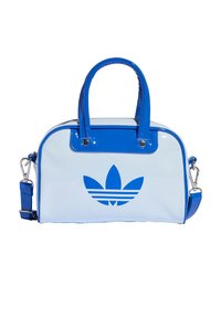 Niebiesko-biała torebka z błyszczącym wykończeniem, wyposażona w dwa niebieskie uchwyty, odpinany pasek na ramię oraz wyraźne niebieskie logo z przodu.