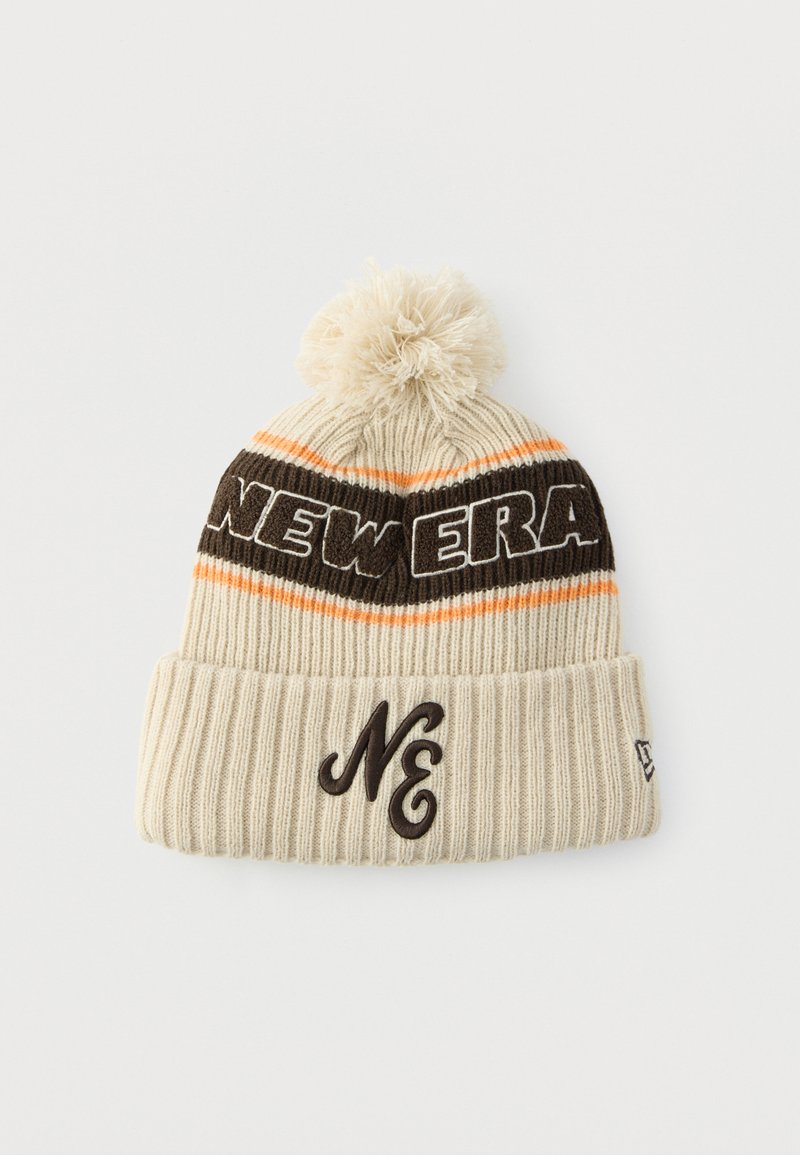 Beežis kudumiga müts soonilise mustriga, millel on pruunide ja oranžide triipudega riba, millel on kiri "NEW ERA" ning peal kurruline tuti.