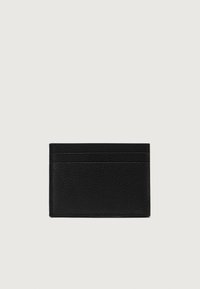 Tarjetero de cuero negro con un acabado texturizado, que cuenta con cuatro ranuras para tarjetas y un diseño rectangular delgado. Estilo minimalista sin branding visible.