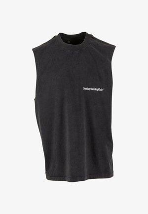 Czarna bawełniana koszulka bez rękawów z okrągłym dekoltem i surowymi wycięciami na ramionach, z białym napisem „Sunday Running Club” na przodzie.