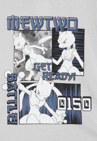 Grafična majica s kratkimi rokavi, ki prikazuje Mewtwo v komičnem slogu, s sivim ozadjem, črnimi in modrimi detajli, ter besedilom "PRIPRAVITE SE!" in številko "0150."