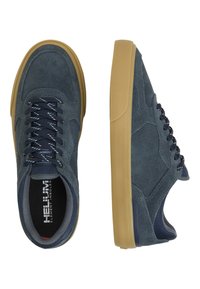 Zapatillas de ante azul con un acabado texturizado, suela de goma, cordones planos y un cuello acolchado. Presenta un logo en la plantilla y en la lengüeta.