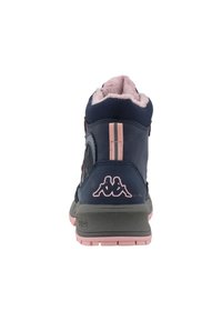 Baskets montantes bleu marine avec doublure en fourrure rose, accents roses et un logo sur le talon. Dotées d'une semelle texturée et d'éléments de design minimalistes.