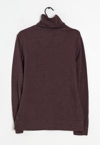 Mörk mauve långärmad polotröja med en slät yta, med hög halsringning och rundad bak söm. Designen är minimalistisk och figurnära.