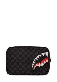 Neceser negro con un patrón de tablero de ajedrez. Presenta un gráfico de boca de tiburón tridimensional en blanco, rojo y negro. Acabado texturizado.