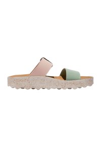 Offene Sandale mit dicker, gesprenkelter Sohle und breiten, rosa und mintgrünen Riemen über dem Fuß.