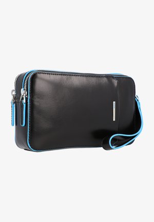 Schwarze Lederhandtasche mit blauen Akzenten, einem Reißverschluss und einem abnehmbaren Trageriemen. Sie hat eine glatte Textur und eine rechteckige Form.