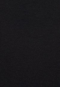 Schwarzer gerippter Stoff mit einer weichen Textur, der feine vertikale Linien aufweist, die ein einheitliches Muster über die Oberfläche erzeugen.