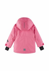 Giacca isolante rosa con cappuccio, dettagli neri e rossi sulle maniche e particolari riflettenti. Tessuto liscio, tasche con zip e materiale resistente alle intemperie.