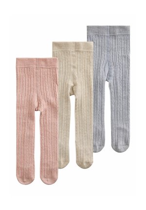 Tre par baby kabelstrikkede strømpebukser i pink, beige og grå, arrangeret side om side på en hvid baggrund.