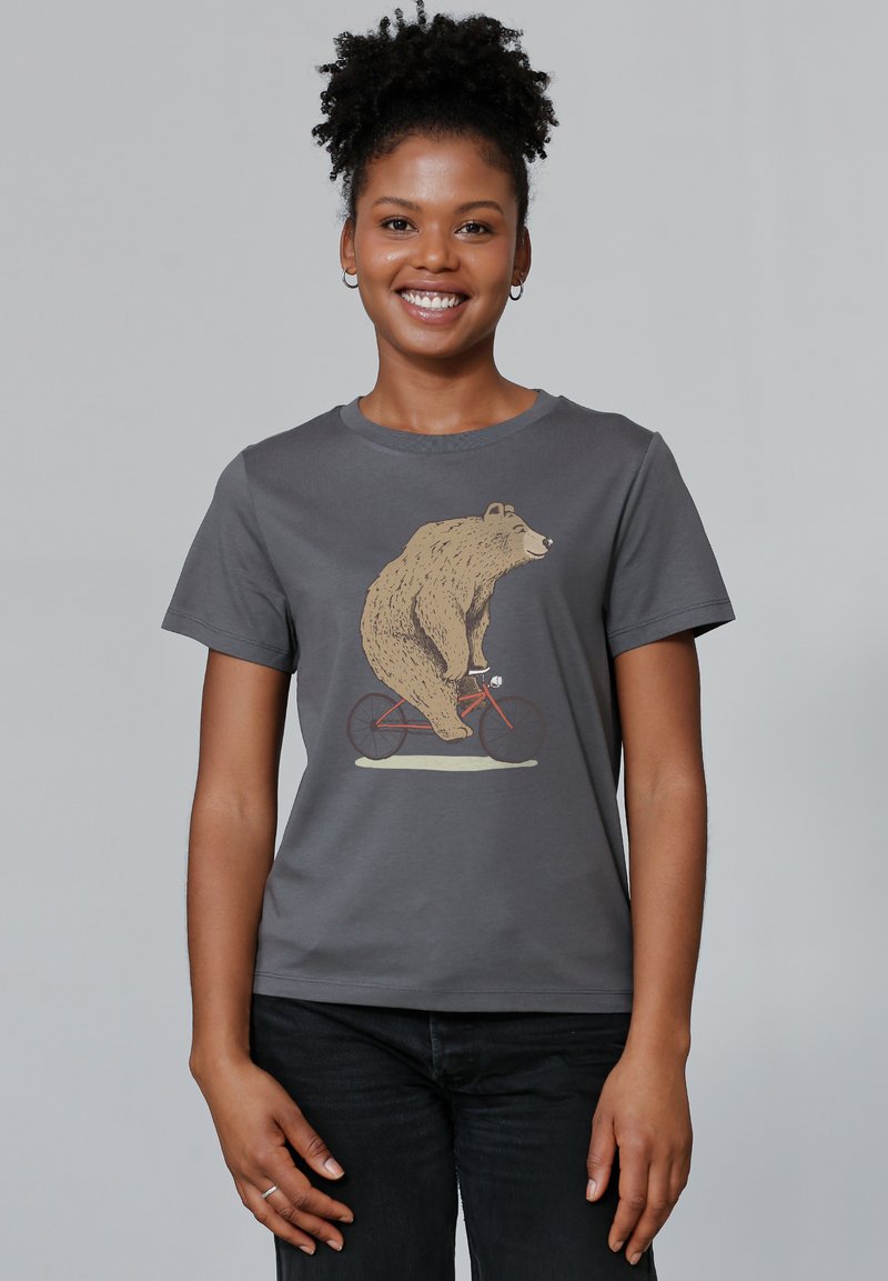 Grijze katoenen t-shirt met een afbeelding van een beer die op een rode fiets rijdt. Korte mouwen, ronde hals en zachte textuur.
