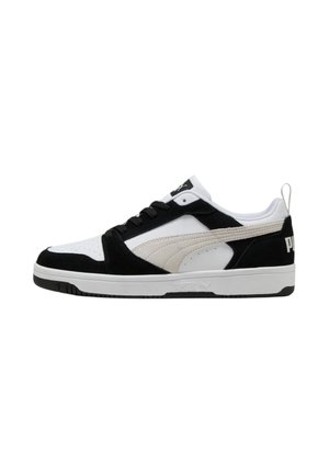 Sneaker bianche e nere con una parte superiore in suede e sintetico, caratterizzate da un logo PUMA prominente, punta rotonda e suola in gomma.