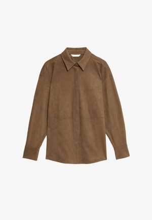 Chemise en daim marron avec un col pointu, fermeture à boutons et manches longues. Sa texture lisse et ses détails de couture subtils renforcent son design.