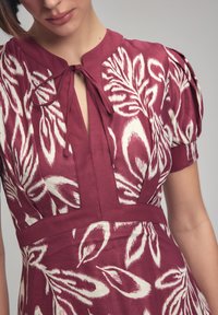 adL V NECK - Vapaa-ajan mekko - printed damson