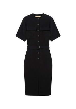 Sort knælængde kjole med korte ærmer, knapper foran, to brystlommer med klapper, taljebælte og en lille slids foran.