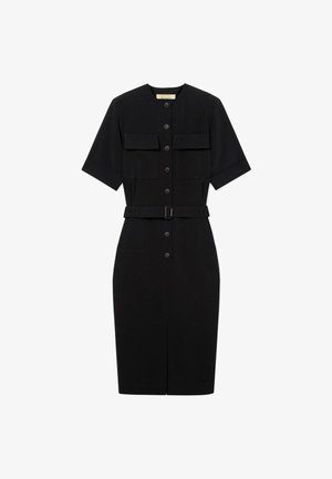 Schwarzes knielanges Kleid mit kurzen Ärmeln, vorderen Knöpfen, zwei Brusttaschen mit Klappen, tailliertem Gürtel und kleinem Frontschlitz.