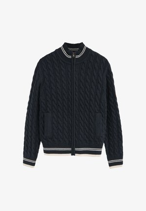 Marineblauwe gebreide cardigan met een ritssluiting aan de voorkant, kabelpatroon, twee zijzakken en geribde boorden en onderrand met witte accenten.