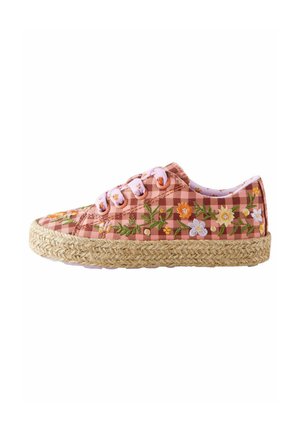 Rosa Gingham-Sneaker mit Blumenstickerei und pinken Schnürsenkeln, mit einer gewebten Jute-Plateausohle.