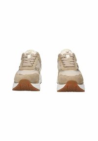 Sneaker in suede beige con tomaia in rete, dettagli bianchi, lacci tondi e suola in gomma testurizzata con un motivo marrone.