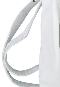 Witte leren tasriem met structuur, zichtbaar stikken en een goudkleurige sluiting bevestigd aan de rand van de tas.