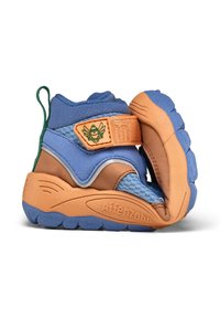 Scarpe per bambini blu e beige con tomaia in tessuto testurizzato, suola in gomma, cinturino in Velcro e linguetta verde. Presenta un logo con ali sul cinturino.
