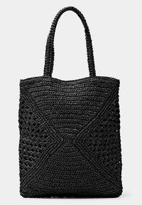 Černá tkaná taška přes rameno z pevné, texturované látky. Obsahuje dva popruhy a složitý vzor s kombinací pevných a otevřených tkanin.
