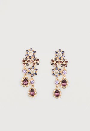 Orecchini d'oro pendenti con grappoli floreali viola e blu, con pietre preziose viola a forma di goccia circondate da piccoli cristalli trasparenti.