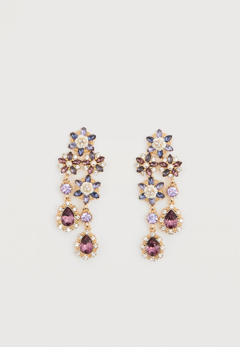 Κρεμαστά χρυσά σκουλαρίκια με μωβ και μπλε λουλουδένια σύμπλεγμα, που διαθέτουν σταγόνα μοτίβο από μωβ πολύτιμους λίθους περιβαλλόμενους από μικρά διαφανή κρύσταλλα.