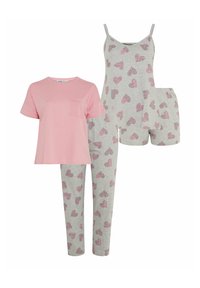 Rosa bomullströja med bröstficka, grå shorts och byxor med olika hjärt-mönster i rosa och grå nyanser. Lätt och avslappnad klädset.