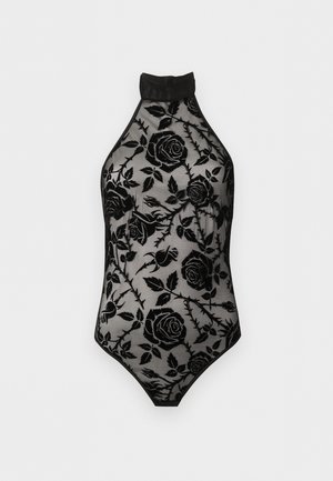 Čierne priesvitné body s halter krkom a zamatovým kvetinovým vzorom ruží na sivej sieťovej látke na bielom pozadí.