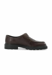 Zapato de cuero marrón con un acabado suave, punta redondeada y suela gruesa de goma negra. Presenta detalles de costura y cordones tradicionales.