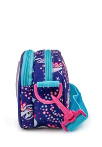 Kleine marineblaue Tasche mit Einhorn- und Sternmustern, türkisfarbenen Reißverschlüssen und einem pinkfarbenen Clip, der an einem türkisfarbenen Riemen befestigt ist.