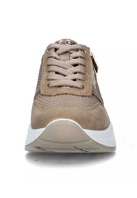 Sneaker beige con tomaia in mesh testurizzato, dettagli in suede e lacci rotondi. Presenta una zip laterale e una spessa suola in gomma bianca.