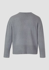 Grauer Strickpullover mit weitem Ausschnitt, fallenden Schultern und dreiviertellangen Ärmeln. Verfügt über einen gerippten Saum und eine weiche Textur.