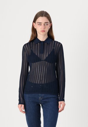 Polo à manches longues bleu marine avec un motif texturé transparent et une fermeture à boutons. Présente une silhouette ajustée et un col contrastant.