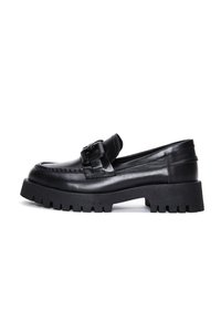 Schwarzer Lederloafer mit einer klobigen Gummisohle und strukturiertem Riemen-Detail. Mit runder Spitze und niedrigem Absatz. Glatte und glänzende Oberfläche.