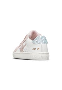 Sneaker bianche con accenti rosa, tacco blu glitterato, lati perforati e stampe dorate con il numero "NTR-74" sul lato esterno.