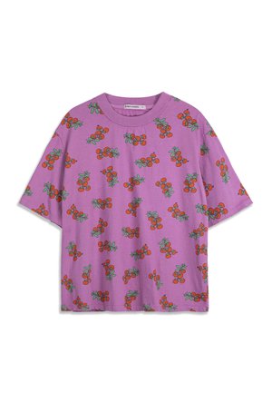 Fialové tričko s krátkým rukávem s celoplošným vzorem malých červených třešní s zelenými listy.