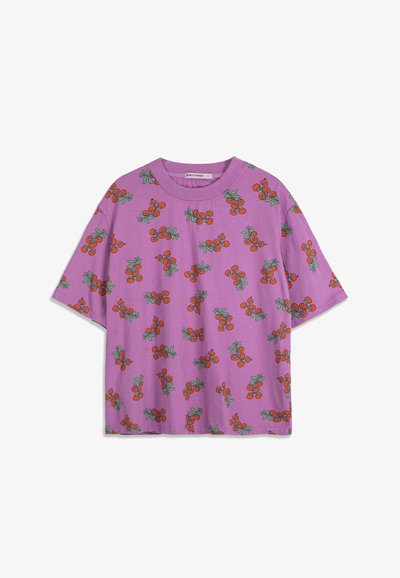 Maglietta viola a maniche corte con motivo a tutto campo di piccoli grappoli di ciliegie rosse con foglie verdi.